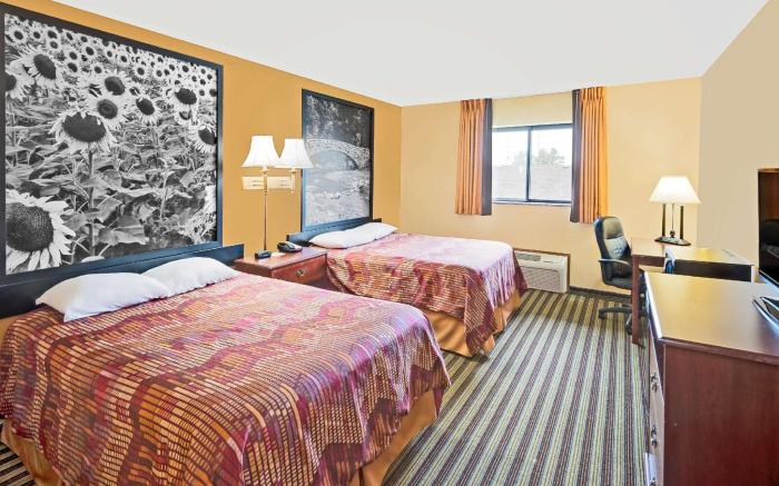 Super 8 By Wyndham Iowa Falls