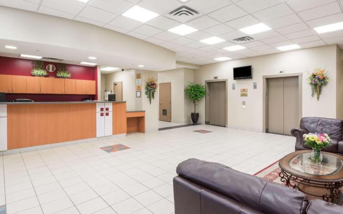 Super 8 By Wyndham Mississauga
