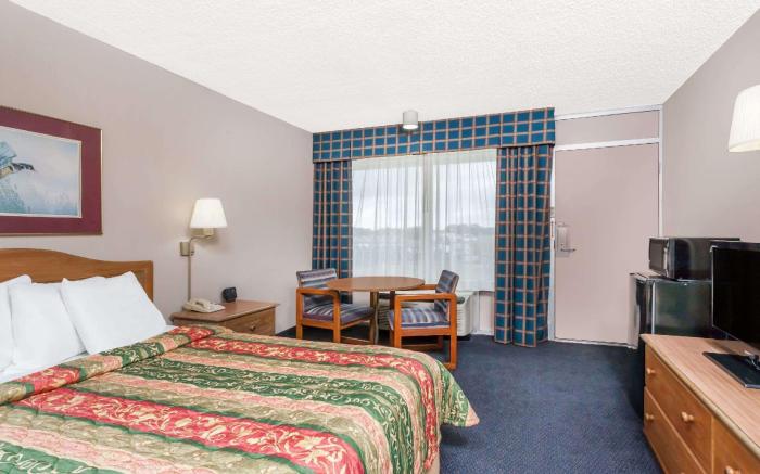 Days Inn by Wyndham Seguin TX