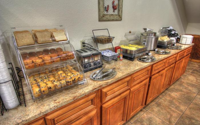 Crossroads Inn & Suites