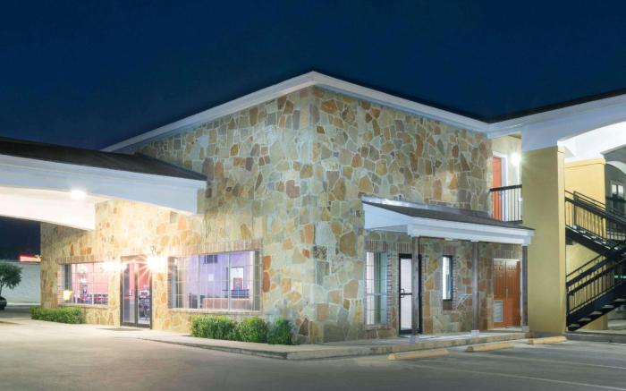 Super 8 By Wyndham San Antonio Near Fort Sam Houston