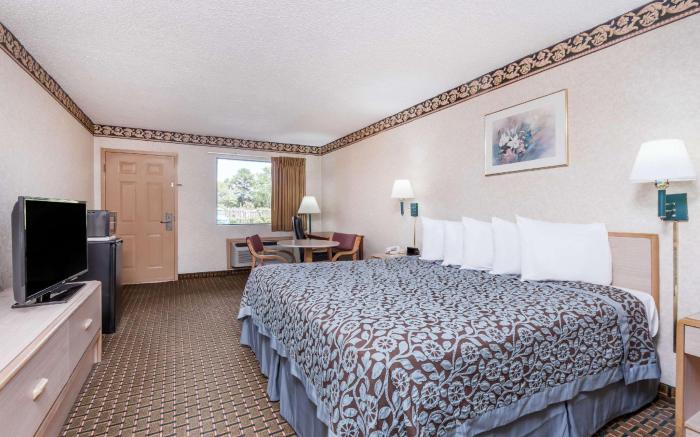 Days Inn by Wyndham Byron