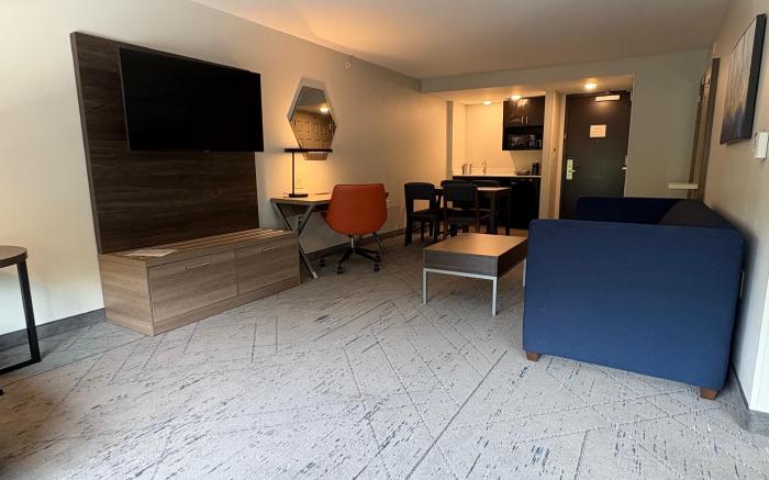 Holiday Inn Express & Suites Raleigh West Lenovo Center By IHG