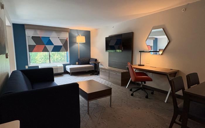 Holiday Inn Express & Suites Raleigh West Lenovo Center By IHG