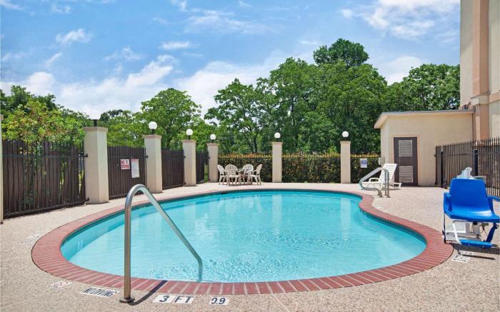 Super 8 By Wyndham Iah West/Greenspoint