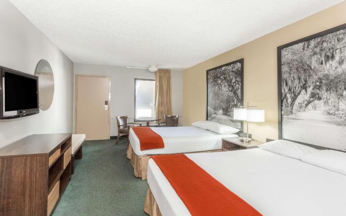 Super 8 by Wyndham Adel GA I-75