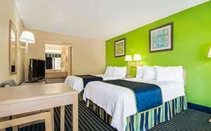 Days Inn by Wyndham Richmond Hill/Savannah