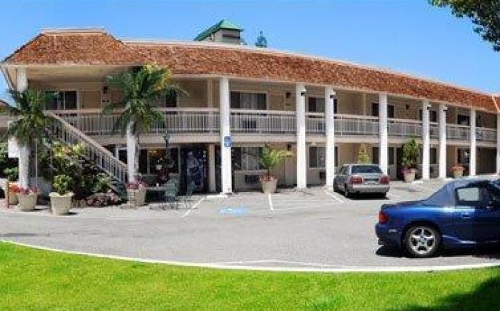 Caravelle Inn & Suites