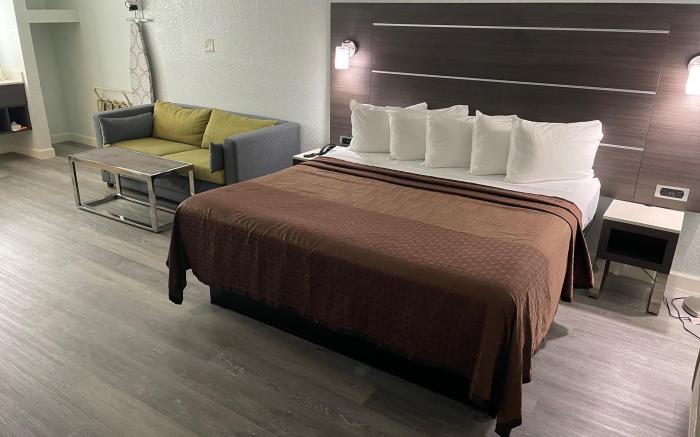 Econo Lodge Inn & Suites Near Lackland AFB