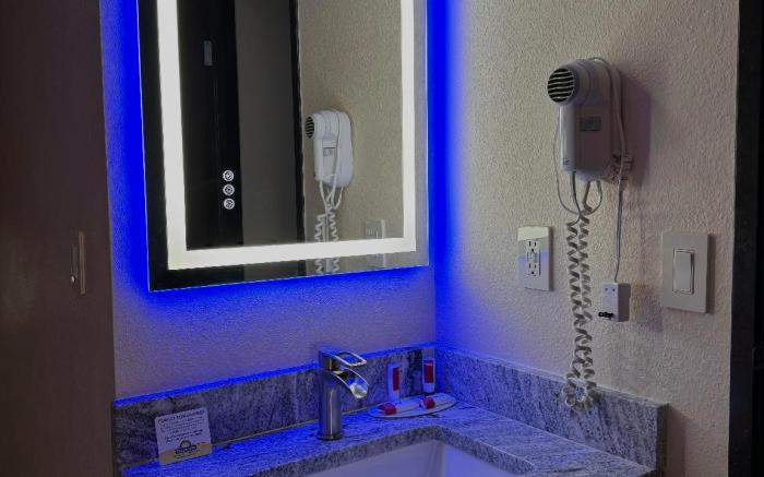 Days Inn & Suites by Wyndham Kaukauna WI