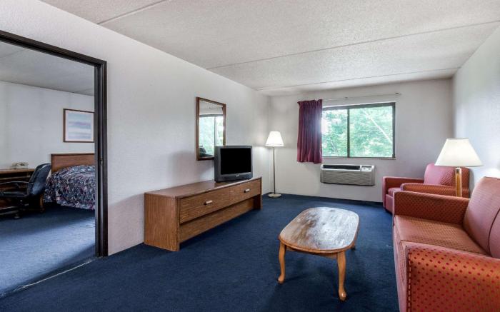 Super 8 By Wyndham Groton