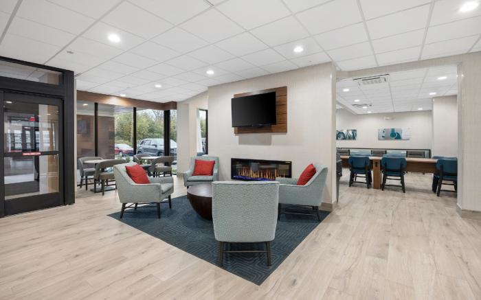 La Quinta Inn & Suites by Wyndham Nashville Airport/Opryland