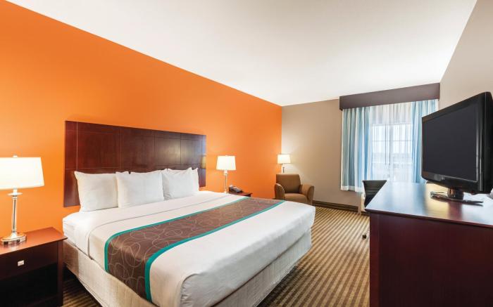 La Quinta Inn & Suites by Wyndham Houston Bush Intl Airpt E