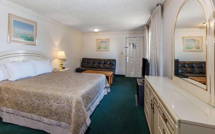 Super 8 By Wyndham Lindsay Olive Tree