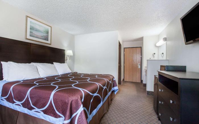 Super 8 by Wyndham Cleveland TX