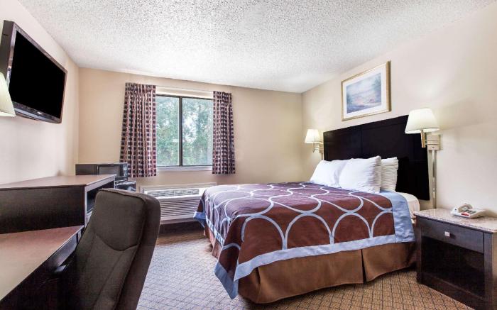 Super 8 by Wyndham Cleveland TX