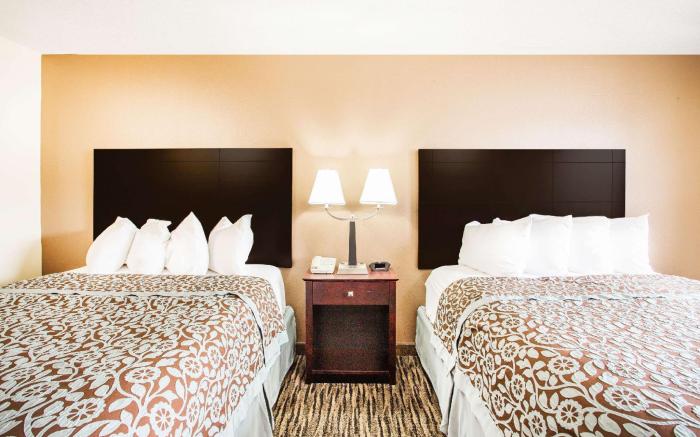 Days Inn by Wyndham Evansdale Waterloo