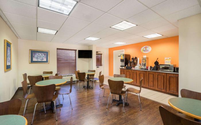 Super 8 By Wyndham Knoxville North/Powell