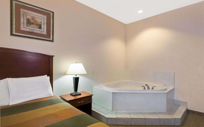 Super 8 By Wyndham Austin/Airport South