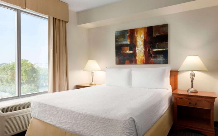 Days Inn & Suites by Wyndham Niagara Falls Centre St. By the Falls