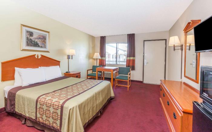 Super 8 By Wyndham Bakersfield/Central