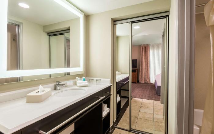 Larkspur Landing Extended Stay Suites St. Louis Riverport- Airport West