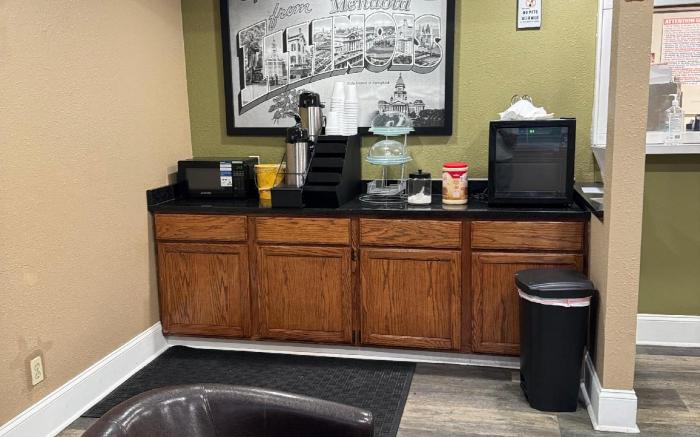 Super 8 by Wyndham Mendota I-39