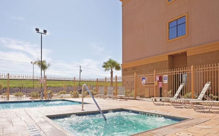 La Quinta Inn & Suites by Wyndham Pasadena North