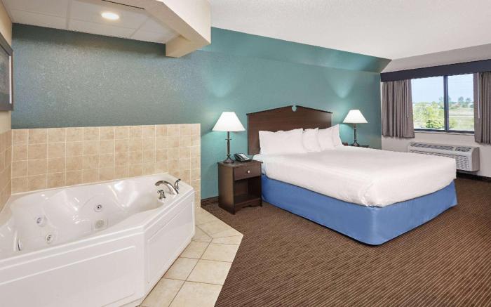 AmericInn by Wyndham Green Bay East