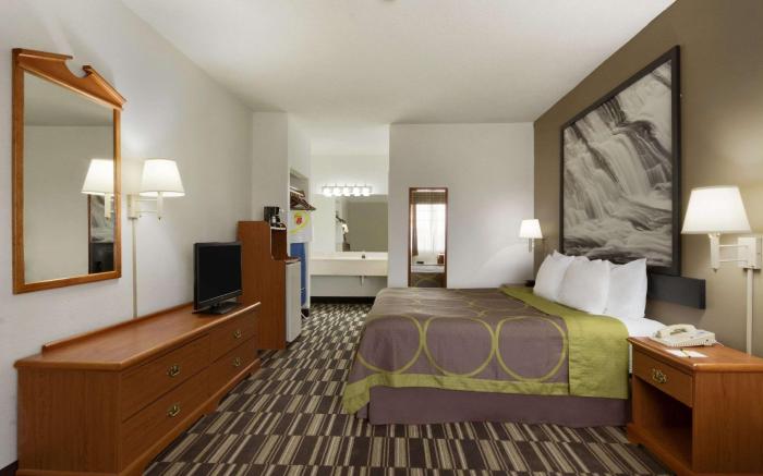 Super 8 By Wyndham Chatsworth/Dalton