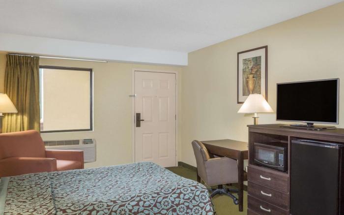 Days Inn & Suites by Wyndham Columbia Airport