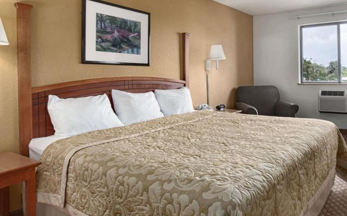 Super 8 By Wyndham Canton/Livonia Area