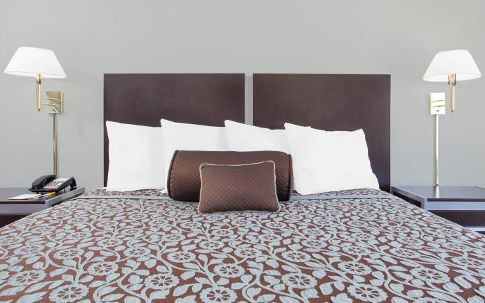 Days Inn by Wyndham Market Center Dallas