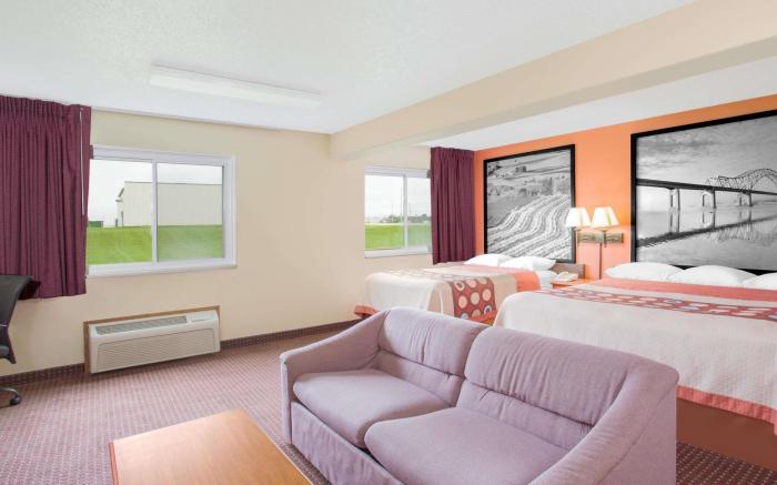 Super 8 By Wyndham Waverly