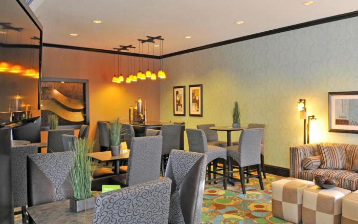 La Quinta Inn & Suites by Wyndham Dallas Grand Prairie South