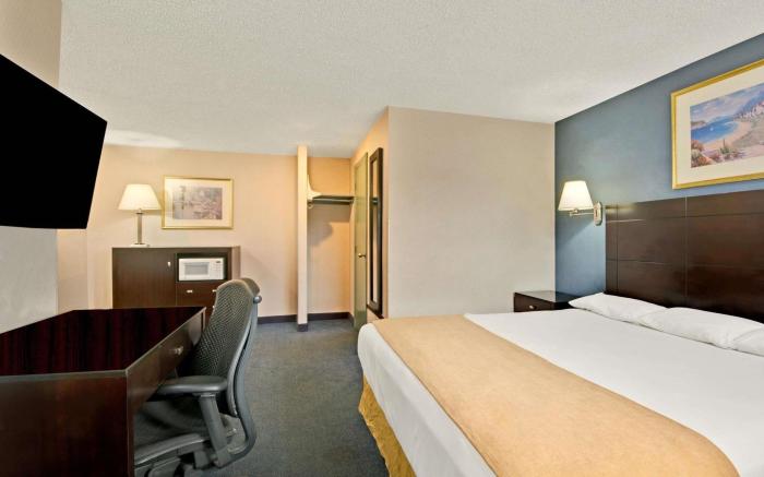 Super 8 By Wyndham Milford/New Haven