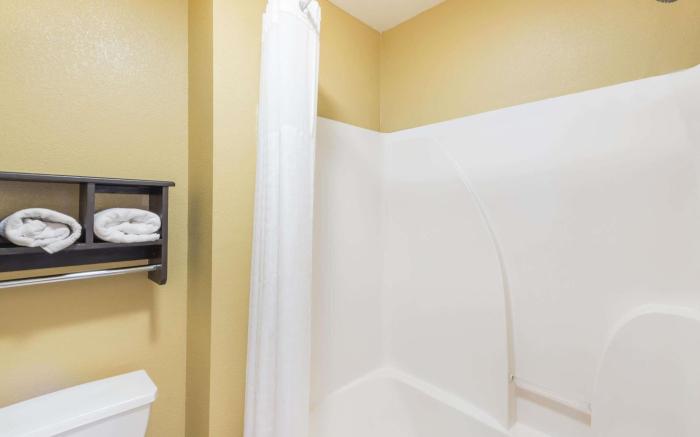 Super 8 By Wyndham Lake Charles Northeast