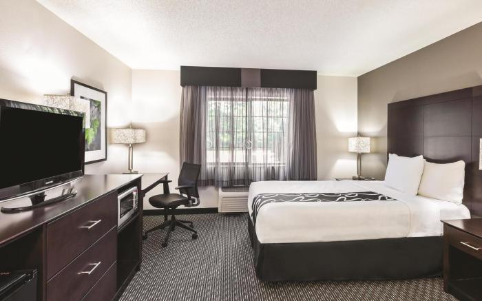 La Quinta Inn & Suites by Wyndham Milwaukee Delafield