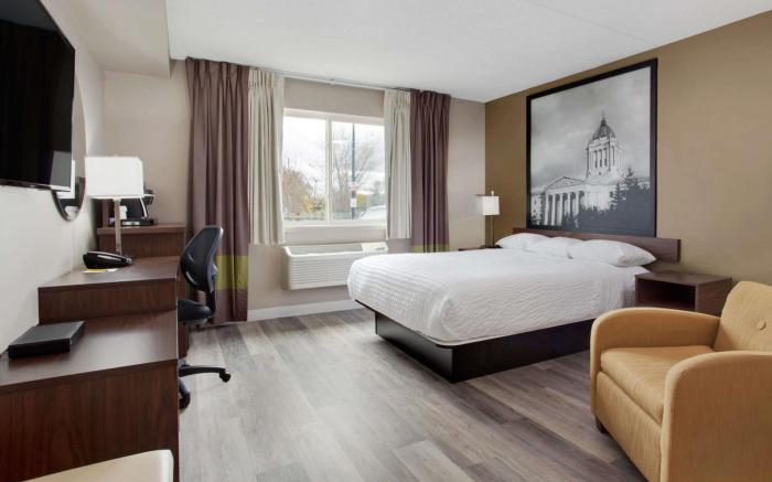 Super 8 By Wyndham Winnipeg West
