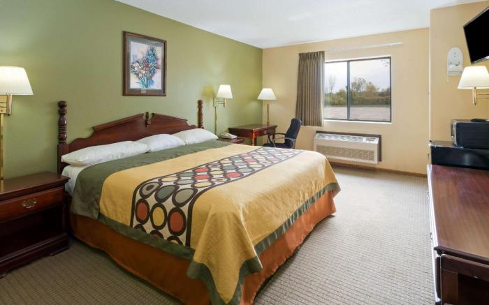 Super 8 By Wyndham Dekalb Il