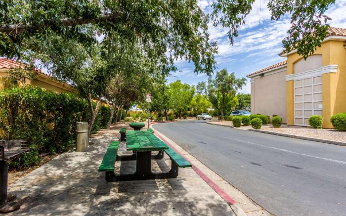 HomeTowne Studios Phoenix - Dunlap Ave