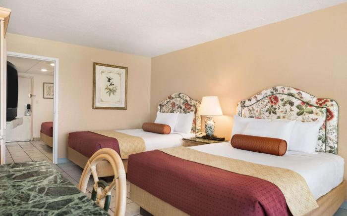 Days Inn by Wyndham Panama City Beach/Ocean Front