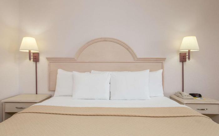 Days Inn & Suites by Wyndham Navarre - near Beaches/Hurlburt