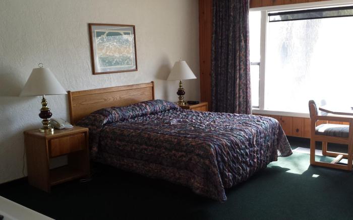 Bend Riverside Inn & Suites