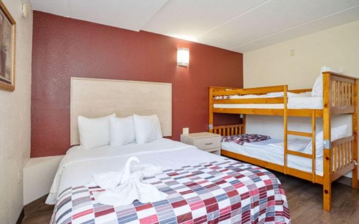 Red Roof Inn & Suites Pigeon Forge - Parkway