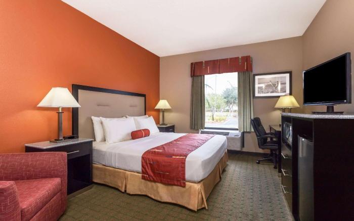 Days Inn & Suites by Wyndham Lakeland
