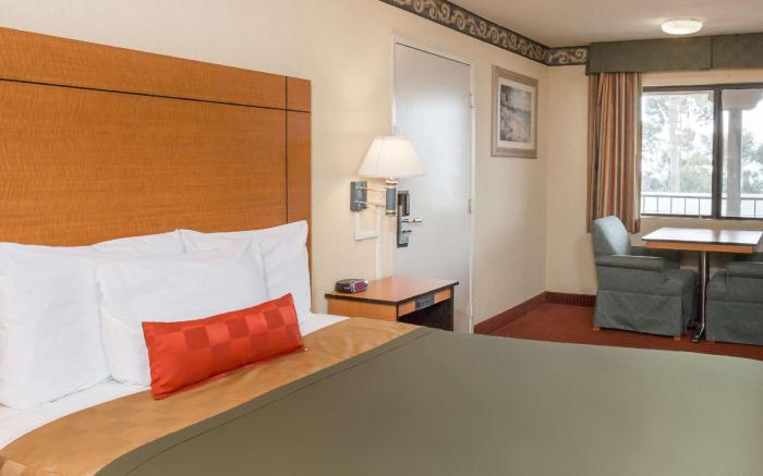 Travelodge by Wyndham San Clemente Beach