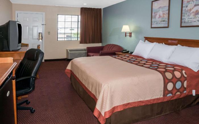 Super 8 By Wyndham Sealy