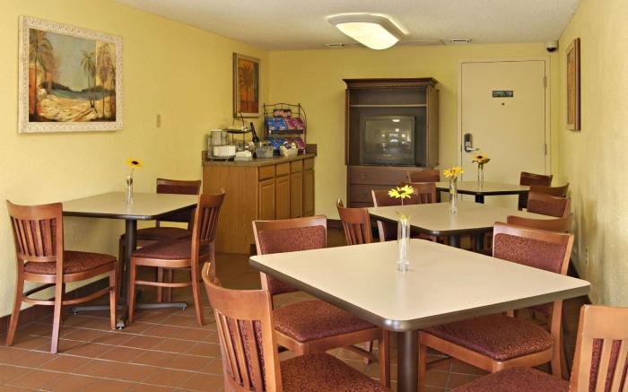 Super 8 by Wyndham Lantana West Palm Beach