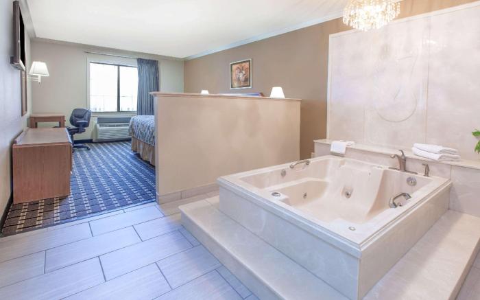 Super 8 By Wyndham Tyler Tx